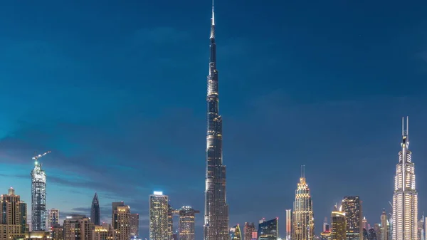 Dubai Downtown skyline dia a noite timelapse com Burj Khalifa e outras torres vista panorâmica do topo em Dubai — Fotografia de Stock