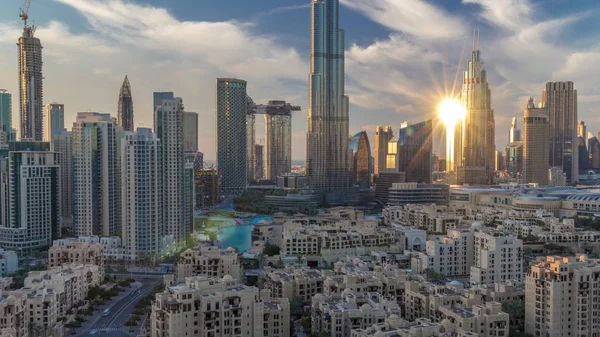 Горизонт Дубая в центрі міста під час заходу з видом на хмарочос Бурдж-Халіфа та інші визначні пам'ятки вежі панірамік з вершини в Дубаї — стокове фото