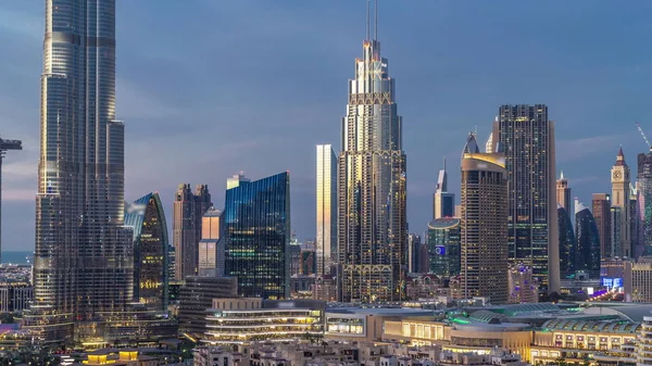 Dubaï Skyline du centre-ville de jour à la nuit timelapse avec des tours vue paniramique du sommet à Dubaï — Photo