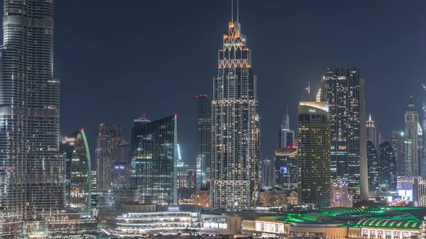 Vzdušný večer panoráma s osvětleným architektonickou architekturou Dubaje v centru Spojených arabských emirátů. — Stock fotografie