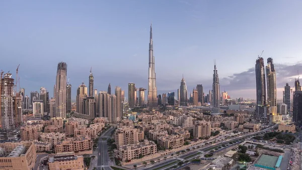 Dubai Downtown Skyline noc do dnia timelapse z Burdż Chalifa i innych wież paniramiczny widok z góry w Dubaju — Zdjęcie stockowe