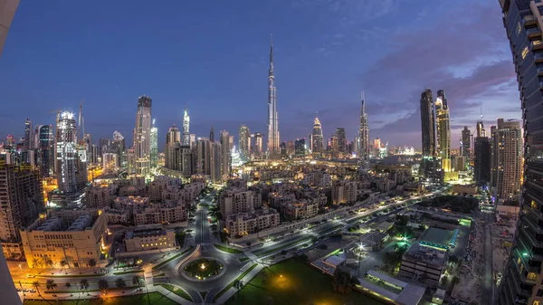 Dubai Innenstadt Skyline Nacht zu Tag Zeitraffer mit Burj Khalifa und anderen Türmen paniramische Aussicht von oben in Dubai — Stockfoto