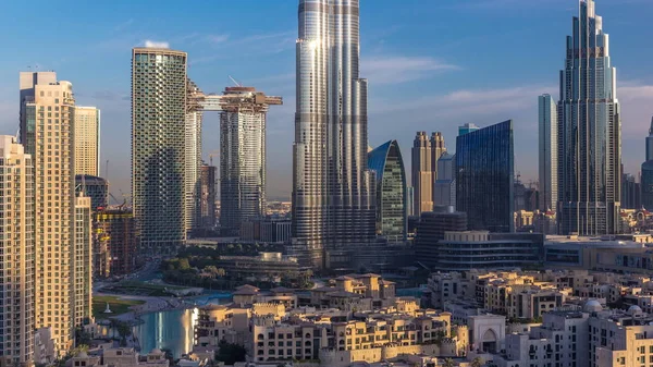 Dubai Centro skyline durante el amanecer timelapse con Burj Khalifa y otras torres vista panirámica desde la parte superior en Dubai —  Fotos de Stock