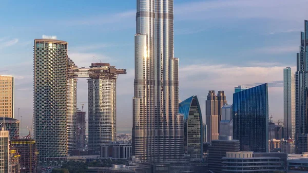 Горизонт Дубая в центрі міста під час світанку тіпсансе з хмарочос Бурдж-Халіфа та інші визначні пам'ятки вежі паніраміна з вершини в Дубаї — стокове фото