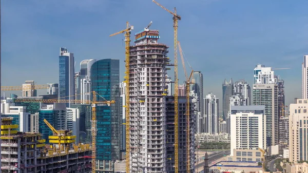 Atividade de construção no centro de Dubai com guindastes e trabalhadores timelapse, Emirados Árabes Unidos . — Fotografia de Stock