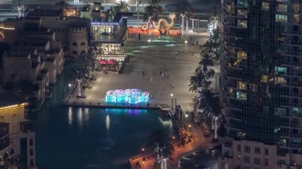 Ντουμπάι στο κέντρο της πόλης με σιντριβάνια κοντά στο εμπορικό κέντρο και το παζάρι νύχτας. — Αρχείο Βίντεο