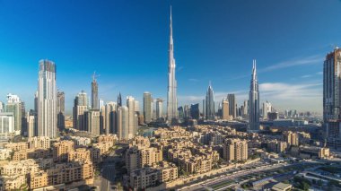 Dubai Downtown siluet timelapse Burj Khalifa ve diğer kuleleri ile Dubai'de üstten paniramic görünümü