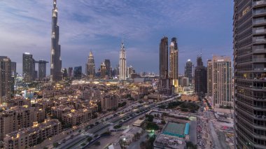 Dubai Downtown silueti Gece gündüz Burj Khalifa ve Diğer kuleleri Dubai'de üstten paniramic görünümü ile timelapse