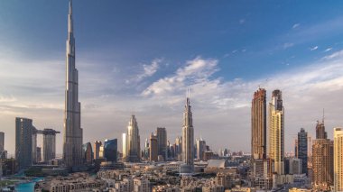 Dubai Downtown silueti Gece gündüz Burj Khalifa ve Diğer kuleleri Dubai'de üstten paniramic görünümü ile timelapse