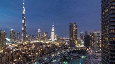 Dubai Downtown silueti Gece gündüz Burj Khalifa ve Diğer kuleleri Dubai'de üstten paniramic görünümü ile timelapse