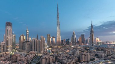 Dubai Downtown silueti gece gündüz timelapse Burj Khalifa ve diğer kuleleri Dubai'de üstten paniramic görünümü