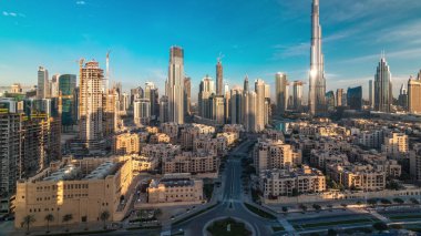 Dubai'de üstten gün doğumu paniramic görünümü sırasında Burj Khalifa ve diğer kuleleri ile Dubai Downtown siluet timelapse