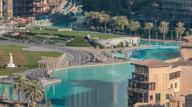 İnsan yapımı göl ve parkta yürüyen bazı insanlar üzerinde köprünün üst yakından görünümü