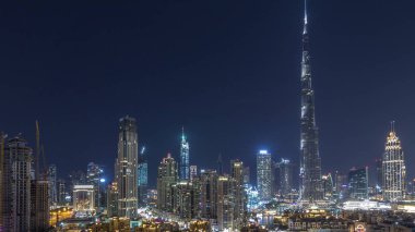 Dubai Downtown silueti Burj Khalifa ve Dubai'de üstten diğer kuleleri paniramic görünümü ile tüm gece timelapse sırasında