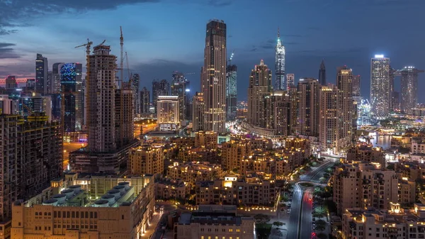 迪拜市中心天际线在日落时移与现代塔从迪拜顶部全景视图 — 图库照片