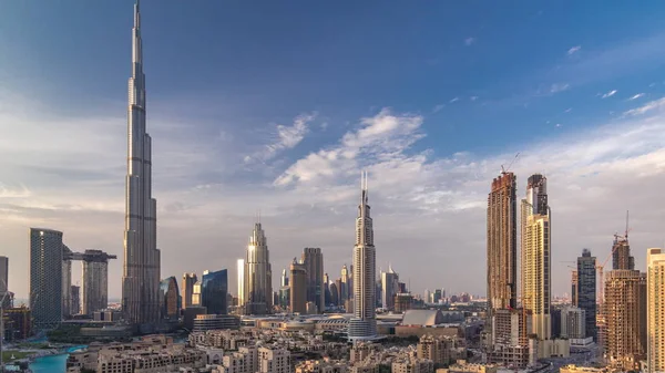 Dubai Centro skyline día a noche timelapse con Burj Khalifa y otras torres vista panirámica desde la parte superior de Dubai —  Fotos de Stock