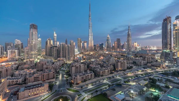 Dubai Downtown Skyline noc do dnia timelapse z Burdż Chalifa i innych wież paniramiczny widok z góry w Dubaju — Zdjęcie stockowe
