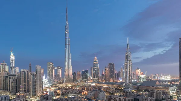 Dubai Centro skyline noche a día timelapse con Burj Khalifa y otras torres vista panirámica desde la parte superior en Dubai —  Fotos de Stock