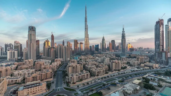 Dubai Centro skyline noche a día timelapse con Burj Khalifa y otras torres vista panirámica desde la parte superior en Dubai —  Fotos de Stock