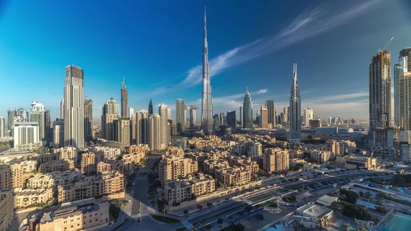 Dubai Downtown skyline timelapse com Burj Khalifa e outras torres durante o nascer do sol vista panorâmica do topo em Dubai — Fotografia de Stock