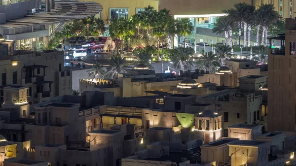 Vista superior da entrada do shopping center e espaço de estacionamento timelapse com tráfego na estrada . — Fotografia de Stock