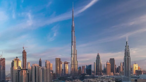 Dubai Downtown skyline timelapse met Burj Khalifa en andere torens tijdens Sunrise Panoramique uitzicht vanaf de top in Dubai — Stockfoto