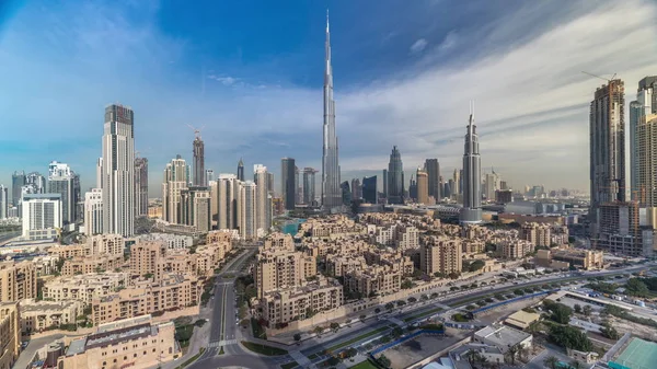 Dubai Centro horizonte timelapse con Burj Khalifa y otras torres durante el amanecer vista panirámica desde la parte superior de Dubai —  Fotos de Stock