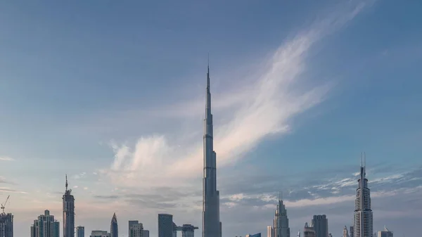 Dubai Downtown skyline dag tot nacht timelapse met Burj Khalifa en andere torens Panoramique uitzicht vanaf de top in Dubai — Stockfoto