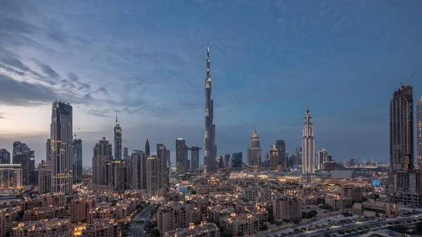 Dubai Centro skyline día a noche timelapse con Burj Khalifa y otras torres vista panirámica desde la parte superior de Dubai —  Fotos de Stock