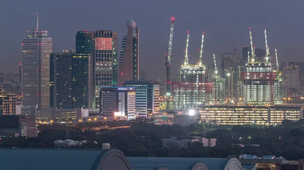 Paysage urbain aérien avec l'architecture du centre-ville de Dubaï nuit au jour le jour, Émirats arabes unis . — Photo