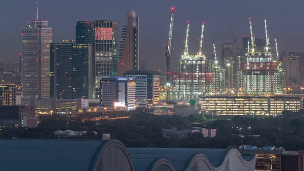 Paysage urbain aérien avec l'architecture du centre-ville de Dubaï nuit au jour le jour, Émirats arabes unis . — Photo