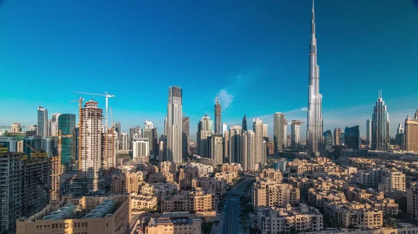 Dubai Downtown skyline timelapse com Burj Khalifa e outras torres durante o nascer do sol vista panorâmica do topo em Dubai — Fotografia de Stock