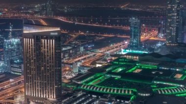 Dubai şehir merkezindeki gökdelenlerin muhteşem havadan görünümü gece saati, Dubai, Birleşik Arap Emirlikleri