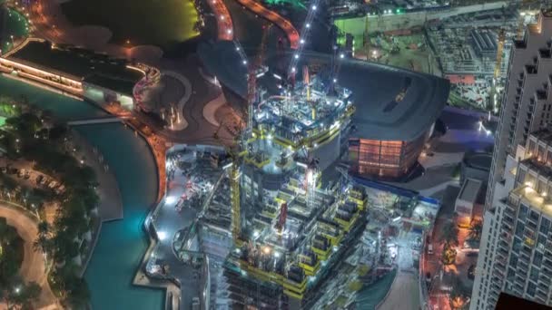 Bâtiment de grande hauteur en construction avec grue de construction jaune à Dubai timelapse de nuit — Video