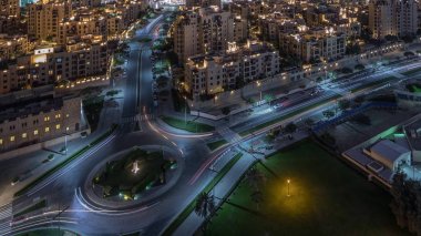 Dubai şehir merkezinde bir kavşak daire yolun havadan görünümü yukarıda gece timelapse. Dubai, Birleşik Arap Emirlikleri.