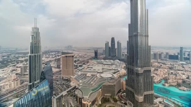 쇼핑몰, 분수, 버즈 칼리파 공중 타임랩스가 있는 두바이 다운타운의 파니라믹 스카이라인 전망 — 비디오