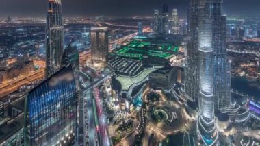 Alışveriş merkezi, çeşmeler ve Burç Halife hava gece timelapse ile Dubai şehir merkezinde Paniramik siluet görünümü
