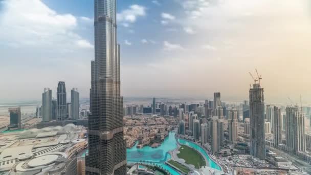 Panoramatické zobrazení panoramatu v Dubaji s nákupním střediskem, fontánami a Burj Khalifa vzdušný časový interval — Stock video