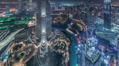 Alışveriş merkezi, çeşmeler ve Burç Halife hava gece timelapse ile Dubai şehir merkezinde Paniramik siluet görünümü