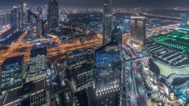 Dubai nemzetközi pénzügyi központ kerületében modern felhőkarcolók éjszakai TimeLapse — Stock videók