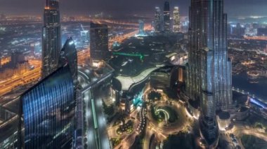 Alışveriş merkezi, çeşmeler ve Burç Halife hava gece gündüz timelapse ile Dubai şehir merkezinde Paniramik siluet görünümü