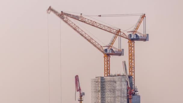 Edificio en construcción de gran altura con grúa de construcción amarilla en Dubai timelapse — Vídeo de stock