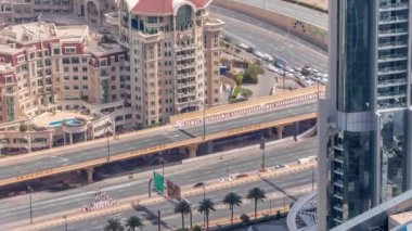 Dubai şehir merkezinde akşam zaman atlamalı karayolu kavşak havadan görünümü.