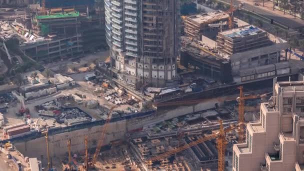 Bâtiment de grande hauteur en construction avec grue de construction jaune à Dubaï timelapse — Video