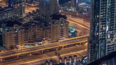 Dubai şehir merkezinde akşam zaman atlamalı karayolu kavşak havadan görünümü.