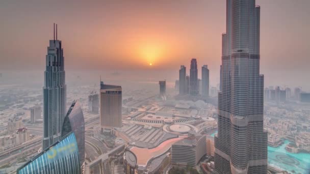 Paniramische Skyline-Ansicht der Dubaier Innenstadt bei Sonnenaufgang mit Einkaufszentrum, Springbrunnen und Burj Khalifa Antenne Zeitraffer am Morgen — Stockvideo