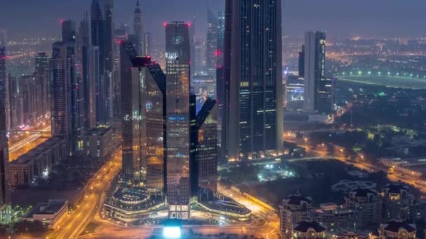 Dubai International Financial Centre distrito con rascacielos modernos noche al día timelapse — Vídeos de Stock