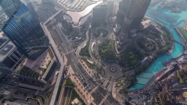 Улица в центре Дубая с оживленным движением и небоскребами вокруг . — стоковое видео