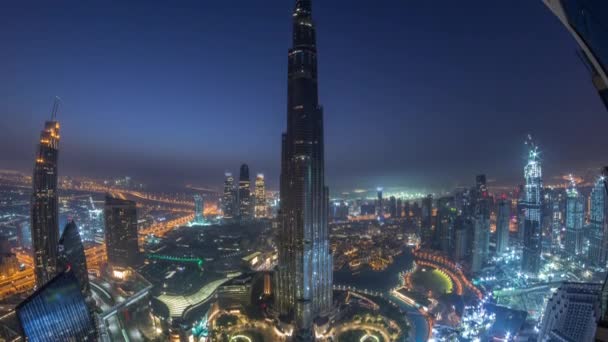 Paniramic Skyline kilátás Dubai belvárosában bevásárlóközpontban, szökőkutak és Burj Khalifa légi éjszaka a nap TimeLapse — Stock videók