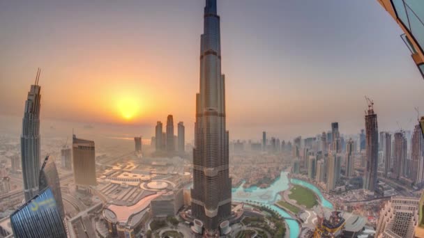 Paniramic skyline uitzicht op Dubai Downtown tijdens zonsopgang met Mall, fonteinen en Burj Khalifa antenne Morning timelapse — Stockvideo
